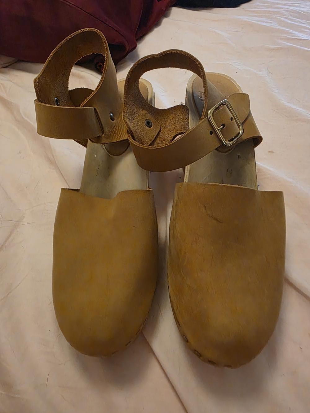Bryr Closed-Toe Tan Leather Clogs with Ankle Strap